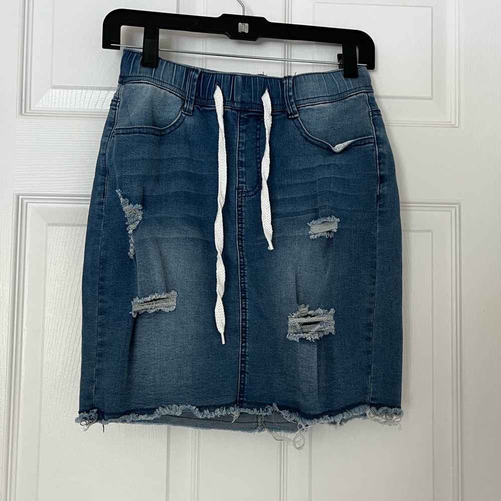 Stretchy denim skirt with tie